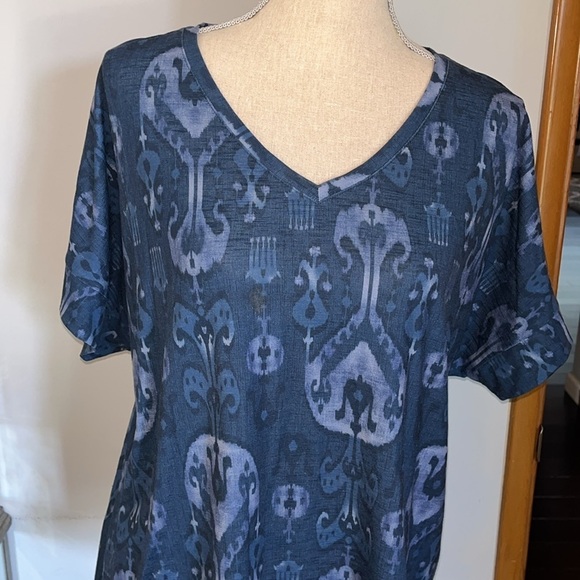 Chicos size 2 or Large Blue Patterned Women's Top.  Excellent condition - Picture 2 of 8